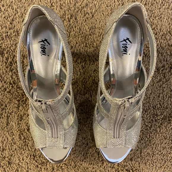 🩶Fiona • silver sparkle platform heels • 7 • EUC⚡️ - Picture 4 of 6